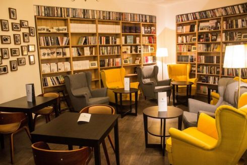 Cafés e bares com livros
