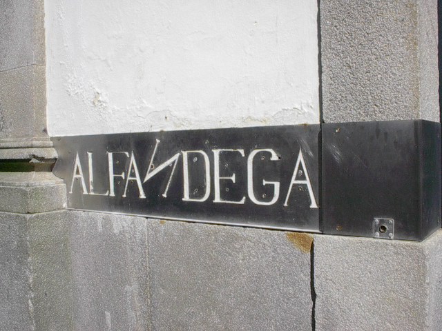 Discoteca Alfândega - pormenor do nome inscrito na parede
