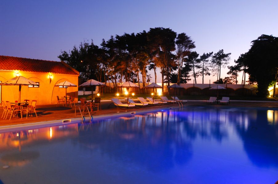 Hotel Vale da Telha - piscina à noite