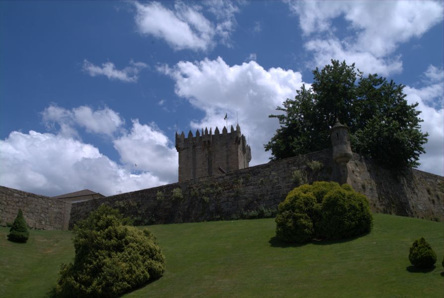 muralhas e torre de menagem do Castelo de Chaves