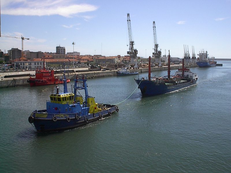Navio a ser conduzido na entrada do Porto de Leixões