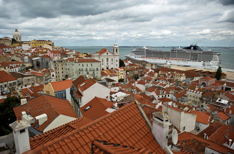 Navio de cruzeiro no Tejo e vista sobre Lisboa