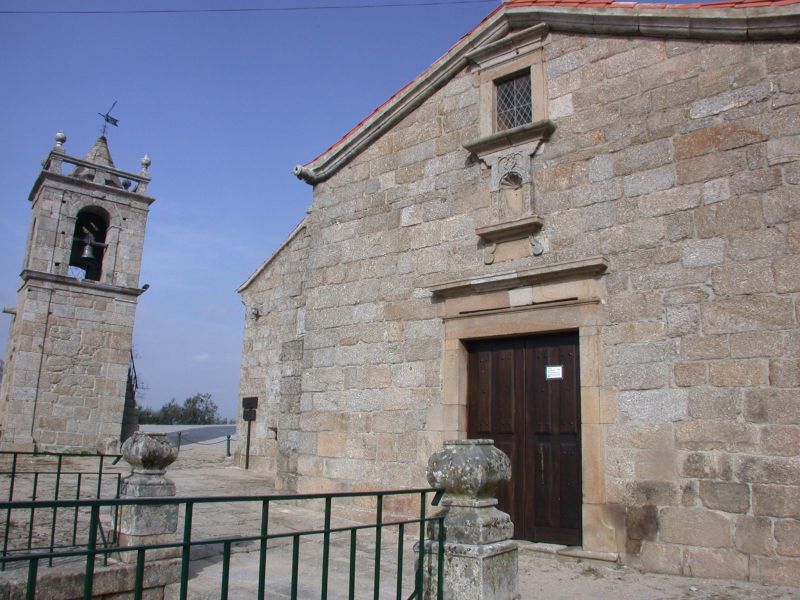 Igreja de Santiago e Capela anexa dos Cabrais