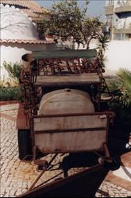 Carro de vender petróleo exposto na Casa Roque Gameiro
